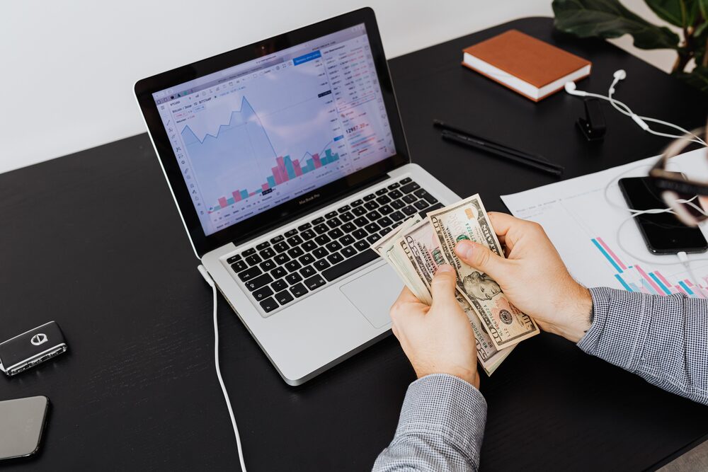 Reviewing earnings alongside campaign charts
